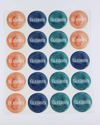 Klistermärke - Välkommen, en produkt från Nya Musik som utvecklar och engagerar människor i alla åldrar.