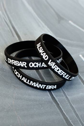 Armband - Silikon - Älskad, värdefull, dyrbar - svart, en produkt från Nya Musik som utvecklar och engagerar människor i alla åldrar.