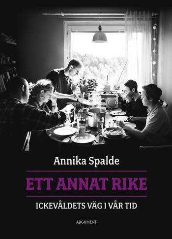 Ett annat rike : ickevåldets väg i vår tid, en produkt från Nya Musik som utvecklar och engagerar människor i alla åldrar.