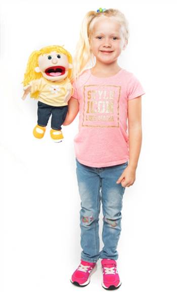 Handdocka - Katie - 40 cm, en produkt från Nya Musik som utvecklar och engagerar människor i alla åldrar.