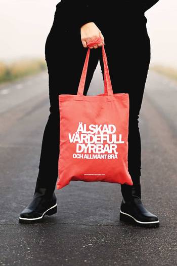 Tygkasse - Älskad, värdefull, dyrbar - Korall, en produkt från Nya Musik som utvecklar och engagerar människor i alla åldrar.