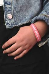 Armband - Silikon barnstrl - Älskad, värdefull, dyrbar rosa, en produkt från Nya Musik som utvecklar och engagerar människor i alla åldrar.