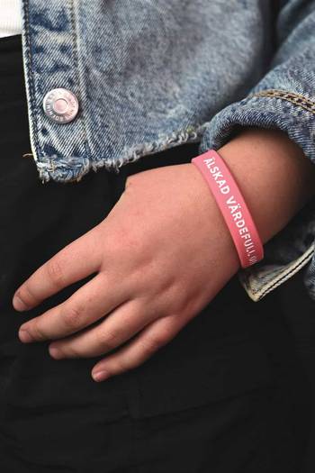 Armband - Silikon barnstrl - Älskad, värdefull, dyrbar rosa, en produkt från Nya Musik som utvecklar och engagerar människor i alla åldrar.