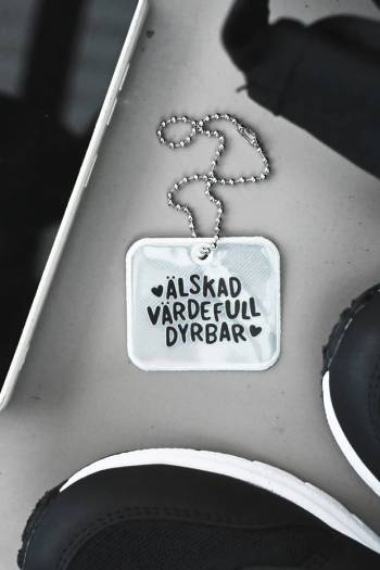 Mjuk reflex: Älskad, värdefull, dyrbar, en produkt från Nya Musik som utvecklar och engagerar människor i alla åldrar.