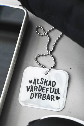 Mjuk reflex: Älskad, värdefull, dyrbar, en produkt från Nya Musik som utvecklar och engagerar människor i alla åldrar.