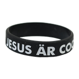 Armband - Silikon barnstrl - Jesus är cool - Svart, en produkt från Nya Musik som utvecklar och engagerar människor i alla åldrar.