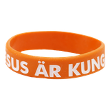 Armband - Silikon barnstrl - Jesus är kung - Orange, en produkt från Nya Musik som utvecklar och engagerar människor i alla åldrar.