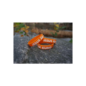 Armband - Silikon barnstrl - Jesus är kung - Orange, en produkt från Nya Musik som utvecklar och engagerar människor i alla åldrar.