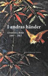 I andras händer - livsöden i Kina 1897-1911, en produkt från Nya Musik som utvecklar och engagerar människor i alla åldrar.