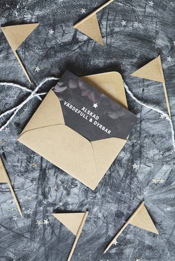 Kort - Älskad, värdefull, dyrbar - litet dubbelt m kuvert, en produkt från Nya Musik som utvecklar och engagerar människor i alla åldrar.