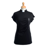 Prästtopp - Dam, draperad, kort ärm, svart, en produkt från Nya Musik som utvecklar och engagerar människor i alla åldrar.