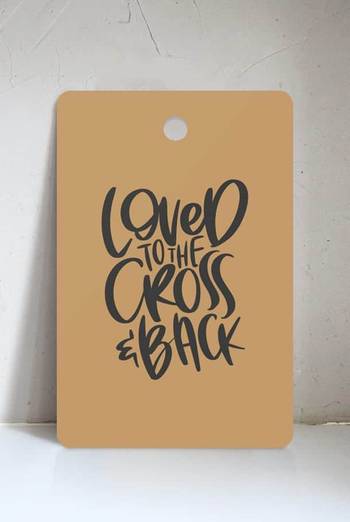 Serveringsbräda - Loved to the cross and back, en produkt från Nya Musik som utvecklar och engagerar människor i alla åldrar.