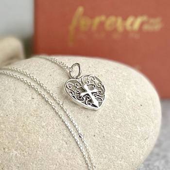 Halssmycke - Kors, en produkt från Nya Musik som utvecklar och engagerar människor i alla åldrar.