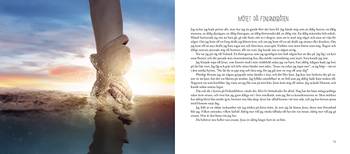 Med stövlarna på jorden och blicken riktad uppåt, en produkt från Nya Musik som utvecklar och engagerar människor i alla åldrar.