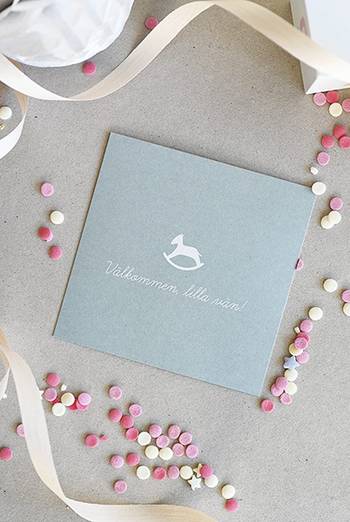 Kort - Välkommen lilla vän - Kvadratiskt, en produkt från Nya Musik som utvecklar och engagerar människor i alla åldrar.