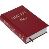 Svenska Folkbibeln 2015, mellanformat, röd hård pärm, en produkt från Nya Musik som utvecklar och engagerar människor i alla åldrar.