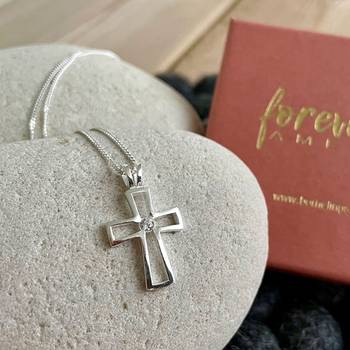 Halssmycke - Kors, en produkt från Nya Musik som utvecklar och engagerar människor i alla åldrar.