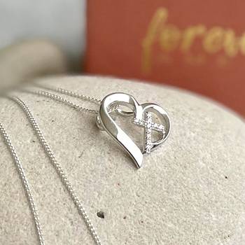 Halssmycke – Hjärta/kors, en produkt från Nya Musik som utvecklar och engagerar människor i alla åldrar.