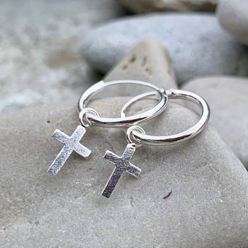 Örhängen - Kors, en produkt från Nya Musik som utvecklar och engagerar människor i alla åldrar.