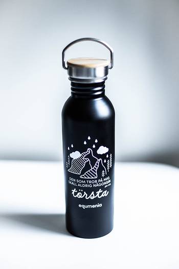 Vattenflaska - Equmenia, en produkt från Nya Musik som utvecklar och engagerar människor i alla åldrar.