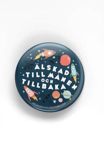 Knapp - Älskad till månen och tillbaka, en produkt från Nya Musik som utvecklar och engagerar människor i alla åldrar.
