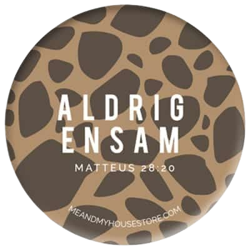 Knapp - Aldrig ensam - djurmönster, en produkt från Nya Musik som utvecklar och engagerar människor i alla åldrar.