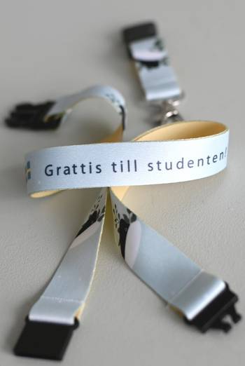 Nyckelband - Grattis till studenten!, en produkt från Nya Musik som utvecklar och engagerar människor i alla åldrar.