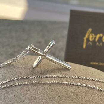 Halssmycke – Kors, en produkt från Nya Musik som utvecklar och engagerar människor i alla åldrar.