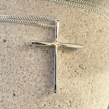 Halssmycke – Kors, en produkt från Nya Musik som utvecklar och engagerar människor i alla åldrar.