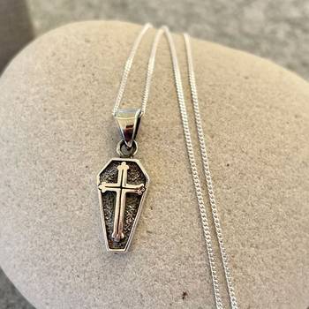 Halssmycke – Kors, en produkt från Nya Musik som utvecklar och engagerar människor i alla åldrar.