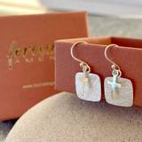 Örhängen - Kors, en produkt från Nya Musik som utvecklar och engagerar människor i alla åldrar.