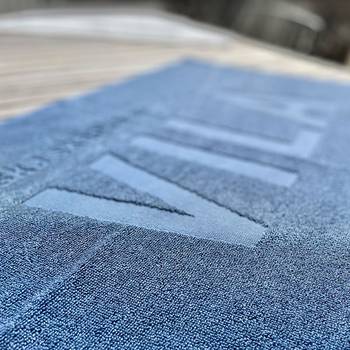 Handduk – Vila - Blå, en produkt från Nya Musik som utvecklar och engagerar människor i alla åldrar.