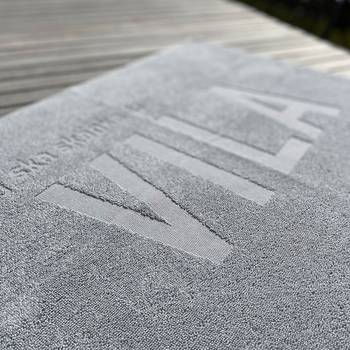 Handduk - Vila - Grå, en produkt från Nya Musik som utvecklar och engagerar människor i alla åldrar.