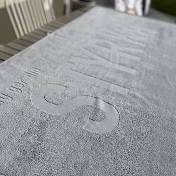 Badhandduk – Styrka -Grå, en produkt från Nya Musik som utvecklar och engagerar människor i alla åldrar.