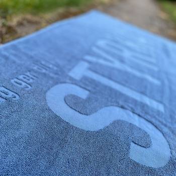 Badhandduk – Styrka - Blå, en produkt från Nya Musik som utvecklar och engagerar människor i alla åldrar.