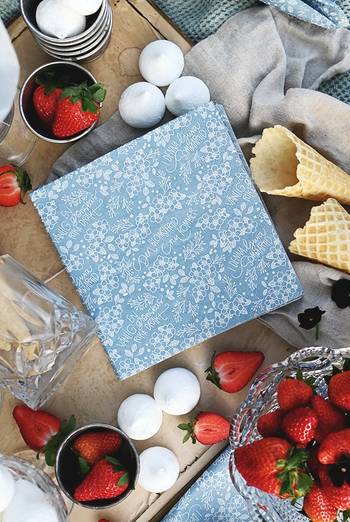 Servetter - Den blomstertid nu kommer - ljusblå, en produkt från Nya Musik som utvecklar och engagerar människor i alla åldrar.