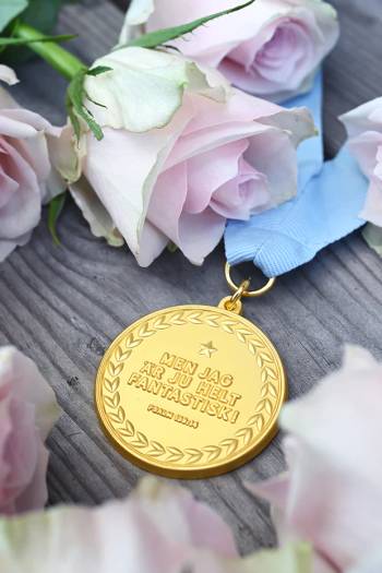 Medalj - Men jag är ju helt fantastisk!, en produkt från Nya Musik som utvecklar och engagerar människor i alla åldrar.