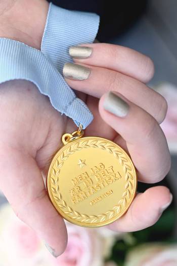 Medalj - Men jag är ju helt fantastisk!, en produkt från Nya Musik som utvecklar och engagerar människor i alla åldrar.