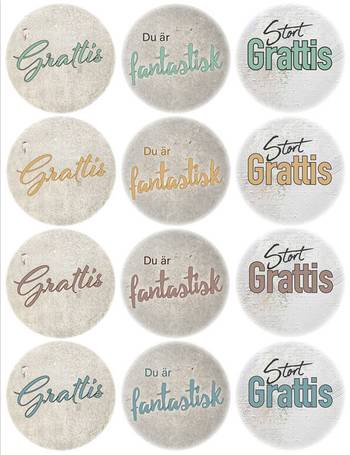 Klistermärke - Grattis - BP587, en produkt från Nya Musik som utvecklar och engagerar människor i alla åldrar.