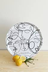 Bricka - Till Hans namn - Vit, en produkt från Nya Musik som utvecklar och engagerar människor i alla åldrar.