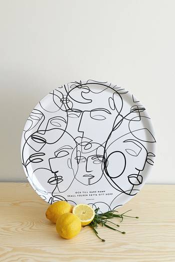 Bricka - Till Hans namn - Vit, en produkt från Nya Musik som utvecklar och engagerar människor i alla åldrar.