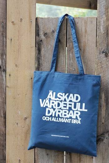 Tygkasse - Älskad, värdefull, dyrbar - Blå, en produkt från Nya Musik som utvecklar och engagerar människor i alla åldrar.