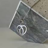 Halssmycke – GOD/Hjärta, en produkt från Nya Musik som utvecklar och engagerar människor i alla åldrar.