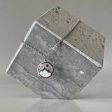 Halssmycke – Senapskorn/Berg, en produkt från Nya Musik som utvecklar och engagerar människor i alla åldrar.