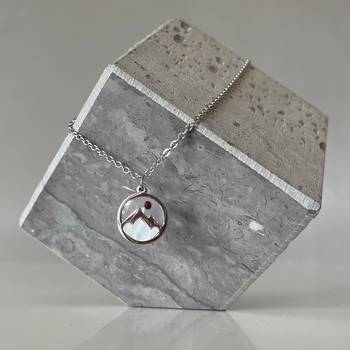 Halssmycke – Senapskorn/Berg, en produkt från Nya Musik som utvecklar och engagerar människor i alla åldrar.