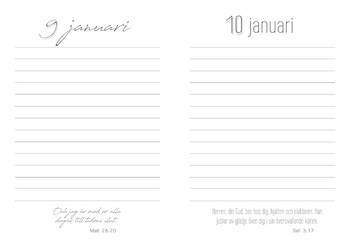 Dagbokskalender med bibelord - Grå, en produkt från Nya Musik som utvecklar och engagerar människor i alla åldrar.