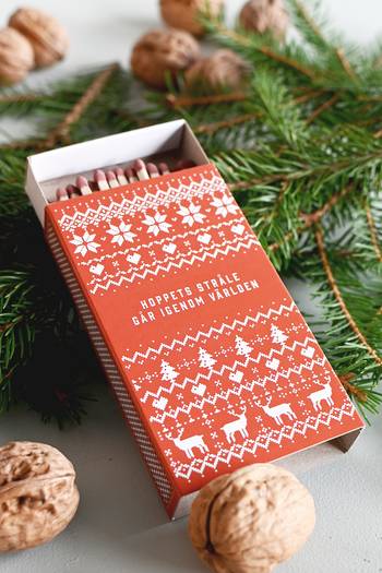 Tändsticksask stor - Hoppets stråle går igenom världen, en produkt från Nya Musik som utvecklar och engagerar människor i alla åldrar.