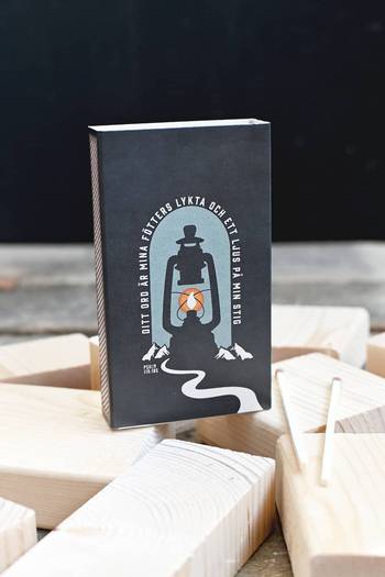 Tändsticksask stor - Ditt ord är min fötters lykta, en produkt från Nya Musik som utvecklar och engagerar människor i alla åldrar.