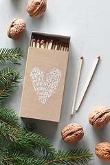 Tändsticksask stor - I varje hjärta armt och mörkt, en produkt från Nya Musik som utvecklar och engagerar människor i alla åldrar.