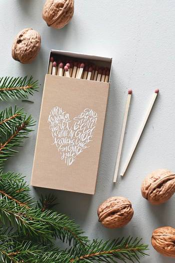 Tändsticksask stor - I varje hjärta armt och mörkt, en produkt från Nya Musik som utvecklar och engagerar människor i alla åldrar.